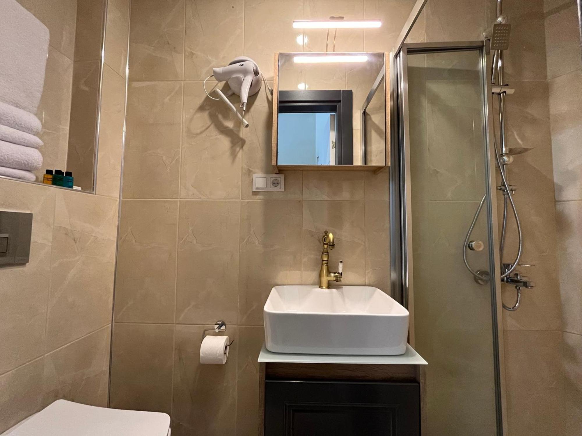 Genoa Port Hotel Истанбул Екстериор снимка